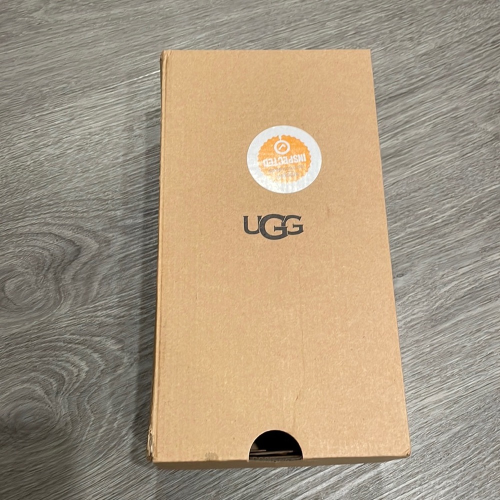 UGG flat